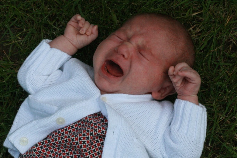 newborn baby Alrik 4 weeks screaming on grass at garden