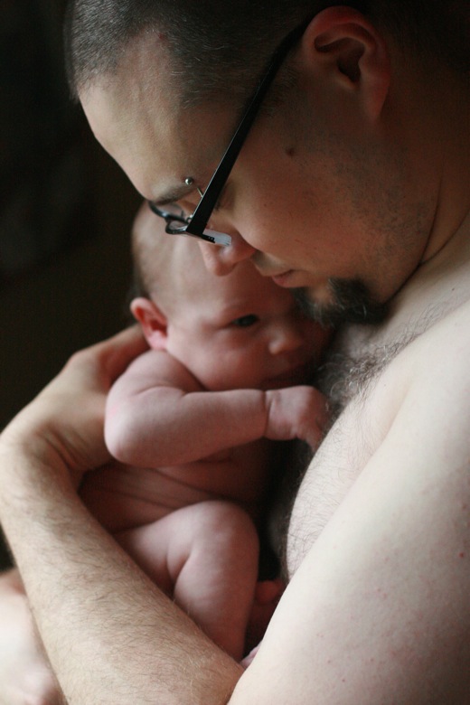newborn baby Alrik 4 weeks with father