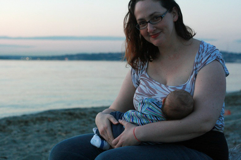 newborn baby Alrik week 5 with mother breastfeeding on beach