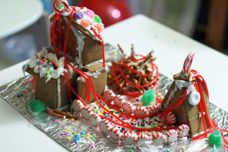 finished gingerbread house &#8212; holidays Christmas12