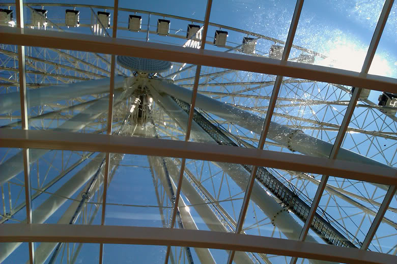 Seattle Great Wheel downtown looking up