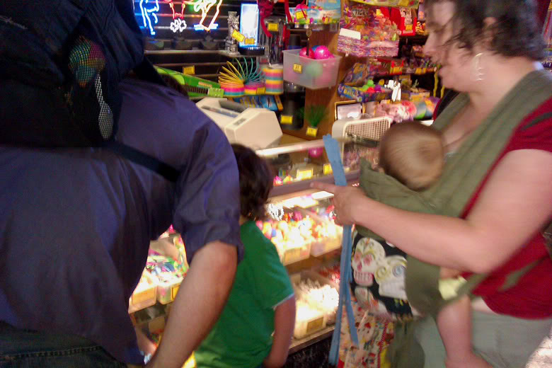 picking out prizes at Seattle downtown waterfront arcade &#8212; mikko m5yo moira davis babywearing shannon sam