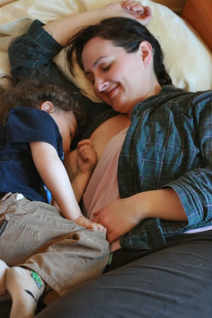 Side-lying nursing: A breastfeeding tutorial to give you more sleep = Hobo Mama
