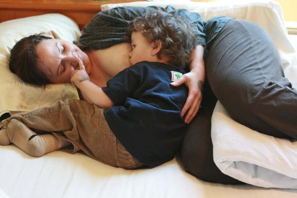 Side-lying nursing: A breastfeeding tutorial to give you more sleep = Hobo Mama
