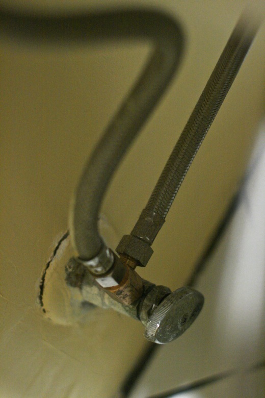 t-connector-hoses to Blue Bidet BB-1000 hooked up to toilet and cold water supply